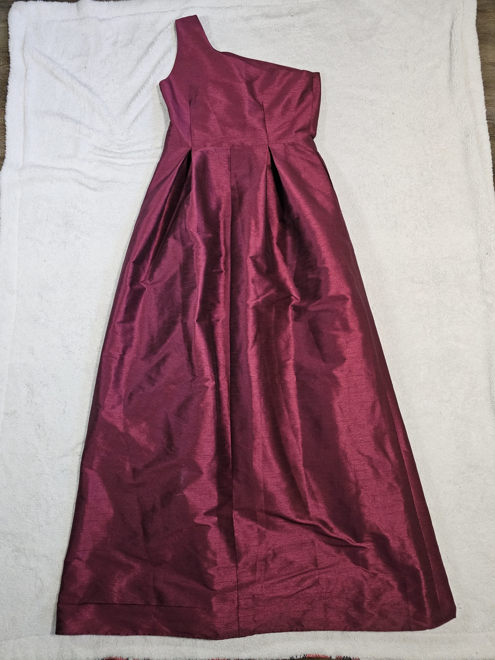 Lula Kate Charleston One-Shoulder Burgundy Evening Gown. - Picture 4 of 7
